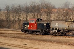 MH 302 photographed at the shunting yard in Fredericia, 3. March 1976.  Built by Frichs, Denmark in a number of 120. The class was put in service in 1960 - 1965. C0. Dieselhydraulic 8-cyl MAN engine. 440 hp. Max speed 60 km/h - 37 mph. Length 9 440 mm. Weight 45 metric tonnes. MH 302 was put in service in 1960. Withdrawn from service in 1998. The same year sold to Struer Jernbaneklub (Museumrailway) where it still remains in service.